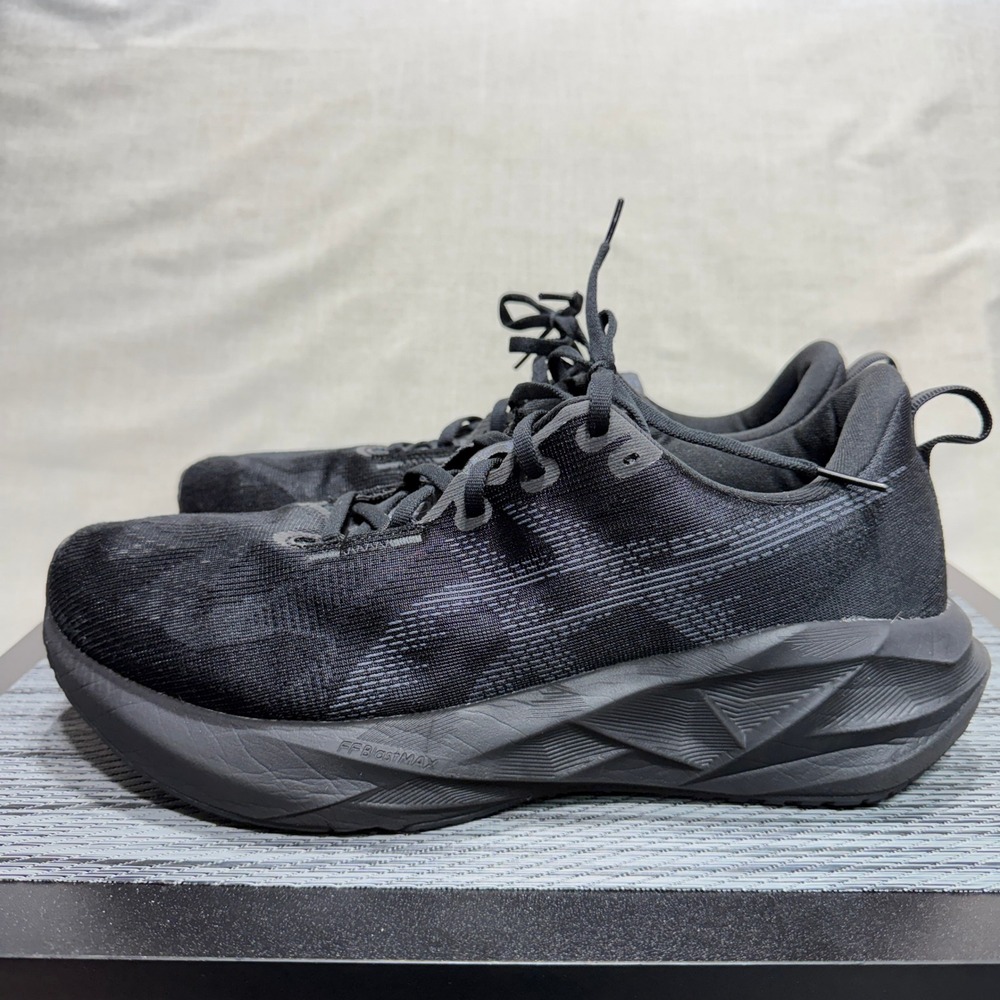 ASICS Novablast 5 Shoes - Mens 11.5 - Triple Black 1011B974